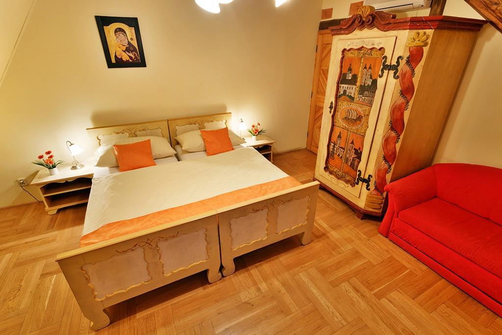 Penzion U Kriveho Psa Hotel Frýdek-Místek Quarto foto